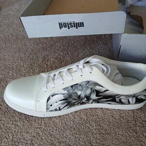 Unlisted Belton Sneaker - white